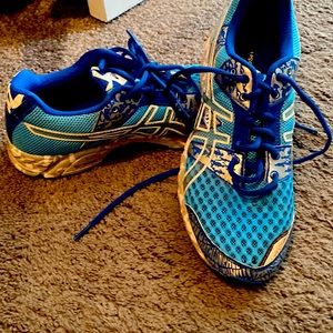 ASICS gelnoosa tri size 8 medium wear